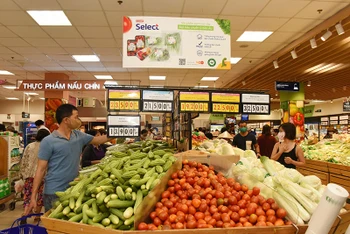 Người tiêu dùng chọn mua rau, củ, quả tại một siêu thị Co.opmart.