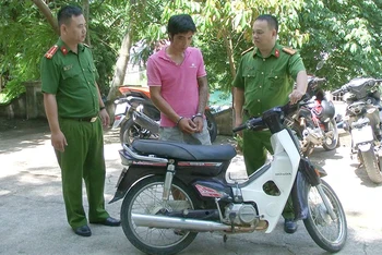 Công an bắt giữ Hà Văn Duẩn có hành vi trộm cắp xe máy.