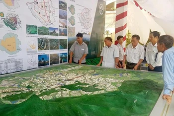 Người dân xem trưng bày Quy hoạch chung đô thị Hòa Lạc.