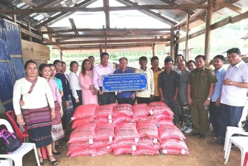 Tổng Lãnh sự Nguyễn Đăng Hùng tại buổi trao tặng gạo cho người dân phía Bắc Lào. 