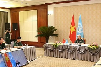 Thượng tướng Nguyễn Chí Vịnh và đại diện lãnh đạo một số đơn vị trong quân đội tham dự buổi Hội đàm trực tuyến.