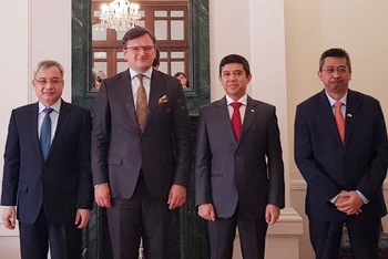 Ngoại trưởng Ukraine Dmytro Kuleba chụp ảnh lưu niệm cùng Đại sứ Việt Nam Nguyễn Anh Tuấn (ngoài cùng bên trái), và các Đại sứ Malaysia, Indonesia.
