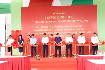 Các đồng chí lãnh đạo TP Hà Nội và Bộ Khoa học và Công nghệ cắt băng khánh thành nhà máy của Công ty cổ phần kỹ thuật công nghiệp Á Châu tại Khu công nghệ cao Hòa Lạc.