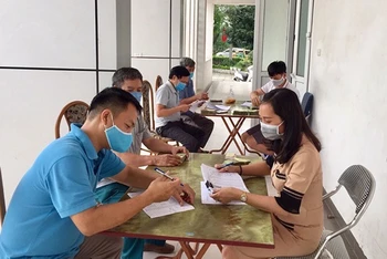 Chi hỗ trợ cho người lao động không có giao kết hợp đồng tại quận Long Biên, Hà Nội. (Ảnh: CHÍ TÂM) 