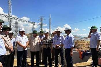 Phó Chủ tịch Quốc hội Phùng Quốc Hiển (thứ 6 từ phải sang) cùng đoàn công tác kiểm tra tiến độ công trường dự án Nhà máy điện mặt trời Trung Nam-Thuận Nam.