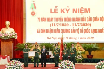 Thủ tướng Nguyễn Xuân Phúc trao tặng Huân chương Bảo vệ Tổ quốc hạng nhất cho ngành Hậu cần quân đội.