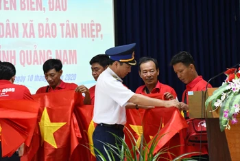Đại tá Lê Huy Sinh, Chính ủy Bộ Tư lệnh Vùng Cảnh sát biển 2 trao tặng cờ Tổ quốc cho ngư dân xã đảo Tân Hiệp, TP Hội An.