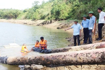Chủ tịch UBND tỉnh Quảng Trị Võ Văn Hưng (đứng bên trái) kiểm tra điểm bơm nước sinh hoạt trên sông Vĩnh Phước.