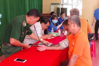 Quân y Đồn Biên phòng Lai Hòa, Bộ đội Biên phòng Sóc Trăng khám bệnh cho người nghèo.