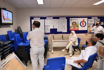 Thành viên PAP theo dõi kết quả bầu cử. (Ảnh: Straits Times)