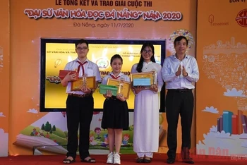 Phó chủ tịch UBND TP Đà Nẵng Lê Trung Chinh trao giải thưởng Đại sứ văn hóa đọc tiêu biểu cho ba học sinh xuất sắc nhất.