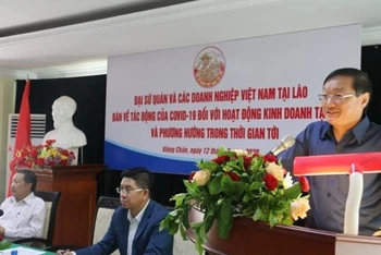 Đại sứ Nguyễn Bá Hùng kêu gọi doanh nghiệp Việt Nam tại Lào chủ động tìm hướng phát triển thích ứng với tình hình mới.