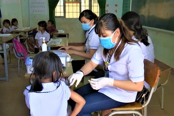 Ngành y tế tỉnh Đắk Lắk tổ chức tiêm vaccine phòng chống bạch hầu cho trẻ em ở thôn 7, xã Cư Króa, huyện M’Đrắk để phòng, chống bệnh bạch hầu.