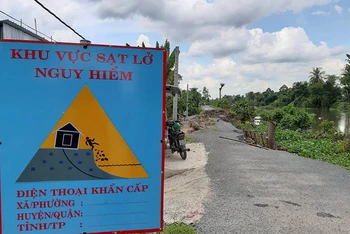 Địa phương cấm biển cảnh báo tại một khu vực sạt lở trên địa bàn xã Hậu Thành, huyện Cái Bè (Tiền Giang).
