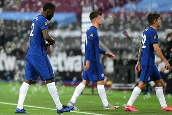 Các cầu thủ Chelsea thất vọng rời sân sau trận thua 0-3.