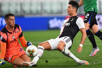 Với cú đúp vào lưới Atalanta, Cristiano Ronaldo hiện đã có 28 pha lập công cho Juventus ở mùa giải Serie A 2019/2020. (Ảnh: Reuters)