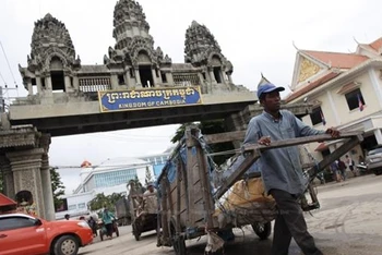 Người dân qua lại cửa khẩu Klong Luek thuộc tỉnh Sa Kaeo-Thái Lan - nơi tiếp giáp với Campuchia. (Ảnh Bangkok Post)