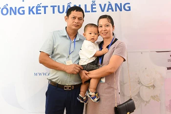 Chị Nguyễn Thị Minh (1977) và anh Mẫn Xuân Minh (1973) hạnh phúc bên cậu con trai đầu lòng. 