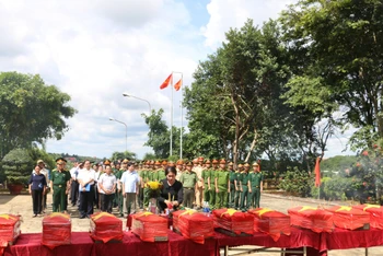 Lễ truy điệu, an táng 10 hài cốt liệt sĩ về bên đồng đội tại Nghĩa trang liệt sĩ huyện Đắk R’lấp, tỉnh Đắk Nông. 