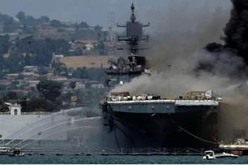 Hiện trường vụ hỏa hoạn trên tàu quân sự USS Bonhomme Richard. (Ảnh: Reuters)