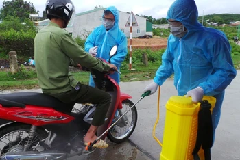 Lập chốt chặn, xịt thuốc kháng khuẩn phòng dịch tại làng O, xã Ya Xiêr, huyện Sa Thầy, tỉnh Kon Tum.