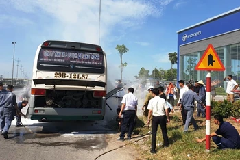 Cán bộ, nhân viên Chi nhánh THACO ở Thanh Hóa trợ giúp nhà xe dập lửa. 