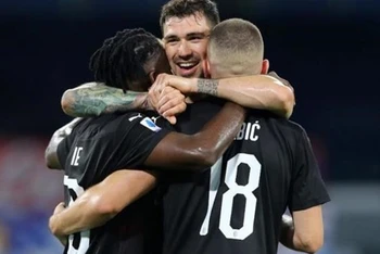 Các cầu thủ AC Milan ăn mừng sau bàn gỡ hòa của tiền vệ Franck Kessie. (Ảnh: Gallo Images)