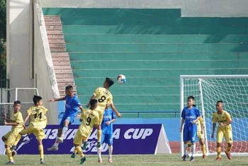Pha tấn công của của cầu thủ U13 Phú Thọ (áo vàng) trước khung thành U13 Nam Định.