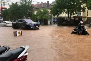Nhiều tuyến đường tại Đà Lạt bị ngập sâu sau mưa lớn.