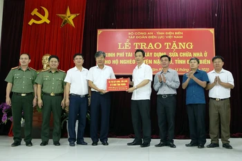 Đại diện lãnh đạo Bộ Công an, Tập đoàn Điện lực Việt Nam trao 30 tỷ đồng cho huyện Nậm Pồ.