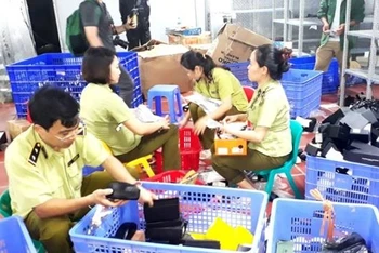 Lực lượng chức năng kiểm tra và thu giữ các mặt hàng nhập lậu, tại kho hàng 145, đường Hoàng Diệu, phường Lào Cai, thành phố Lào Cai.