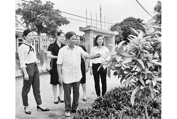 Cán bộ, đảng viên cùng người dân thôn Ô Mễ, xã Tràng An, huyện Bình Lục kiểm tra chất lượng các công trình đường hoa, cây cảnh.