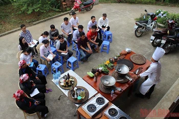 Lớp học nấu ăn do CRED tổ chức tại Bắc Hà. Ảnh: CRED.
