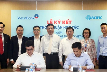 Ông Lê Duy Hải và ông Phan Lê Hoàng ký kết Thỏa thuận hợp tác giữa VietinBank và Tập đoàn Pacific.