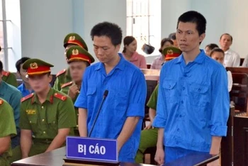 Lê Minh Sơn (trái) nguyên là cán bộ công an và Võ Ngọc Thiện tại phiên tòa xét xử vụ án “Lạm dụng chức vụ, quyền hạn chiếm đoạt tài sản”.