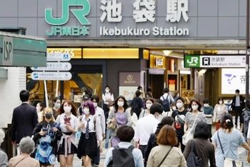 Người dân Nhật Bản đeo khẩu trang khi tới nơi đông người. (Ảnh: Kyodo News)