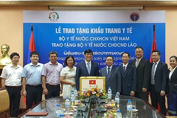 Bộ Y tế Việt Nam tặng Bộ Y tế Lào 200 nghìn khẩu trang y tế