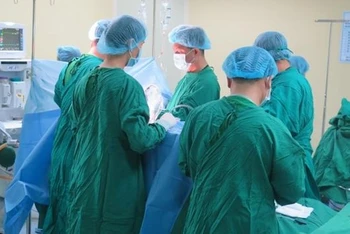 Các chuyên gia của Tổ công tác Bệnh viện Chợ Rẫy tiến hành phẫu thuật cho nạn nhân Lò Thị Nam.