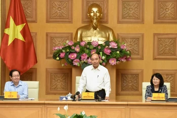 Thủ tướng Nguyễn Xuân Phúc phát biểu ý kiến kết luận phiên họp.