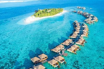 Maldives nổi tiếng với những khu nghỉ dưỡng nằm giữa biển xanh (Ảnh: CGTN)