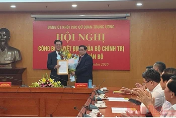 Đồng chí Phạm Minh Chính trao Quyết định cho đồng chí Huỳnh Tấn Việt tại buổi lễ.