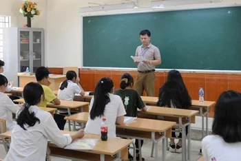 Giám thị phổ biến quy chế thi cho các thí sinh tại điểm thi Trường THCS Đền Lừ (quận Hoàng Mai).