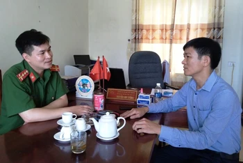 Trưởng Công an xã trao đổi với lãnh đạo xã Quảng Minh (TP Sầm Sơn) về phương án giữ gìn ANTT trên địa bàn.