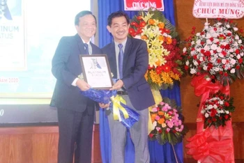 Lãnh đạo Bệnh viện đa khoa Đồng Nai nhận vinh danh giải thưởng Bạch kim của Tổ chức Đột quỵ thế giới.