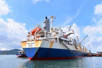 Tàu chở than từ Mỹ chuyển cho TKV.