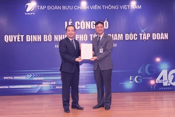 Trao quyết định bổ nhiệm chức vụ Phó Tổng Giám đốc VNPT cho ông Nguyễn Nam Long.