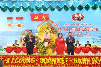 Đồng chí Hồ Thanh Sơn (phải) tặng lẵng hoa chúc mừng Đại hội.