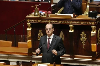 Thủ tướng Jean Castex phát biểu trước Quốc hội ngày 15-7. (Ảnh: Le Monde) 