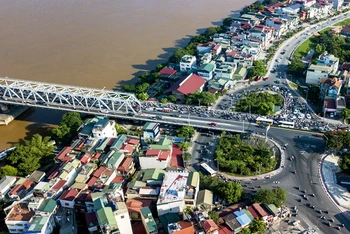 Cầu Chương Dương hướng quận Long Biên vào mỗi buổi sáng, lượng xe ùn ùn nối đuôi nhau vào trung tâm thủ đô.