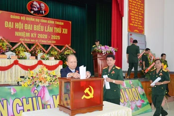 Các đại biểu bỏ phiếu bầu Ban Chấp hành Đảng bộ Quân sự tỉnh Bình Thuận, nhiệm kỳ 2020-2025.